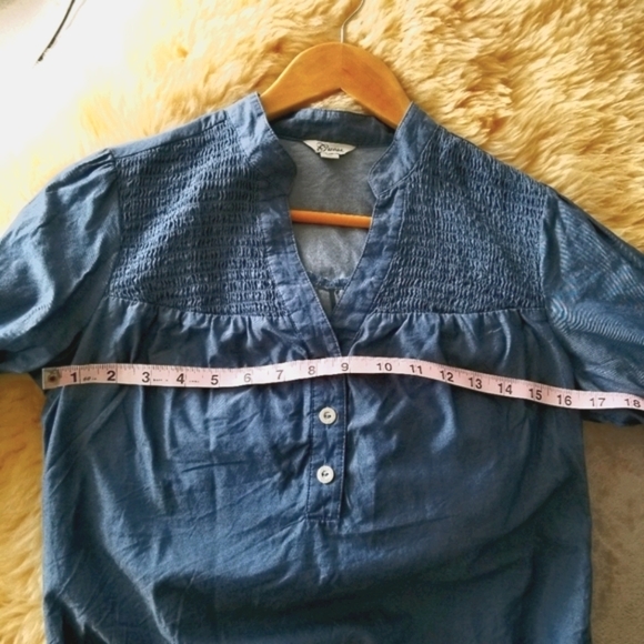 💥GUESS V-Neck Smocked Denim Effect Blouse Size Small - Picture 7 of 8